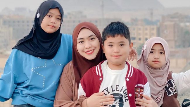 Kehidupan Oki Setiana Dewi di Mesir, Intip Momen Manis Bersama Sang Suami