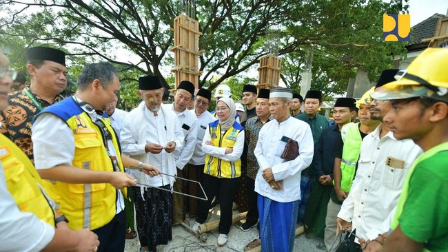 Kementerian PU Cek Keandalan Bangunan Ponpes di Jombang dan Kediri Pengecekan keandalan bangunan dilakukan di Pondok Pesantren (ponpes) Mamba'ul Ma'arif Denanyar Jombang dan Ponpes Lirboyo Kota Kediri, Jawa Timur.