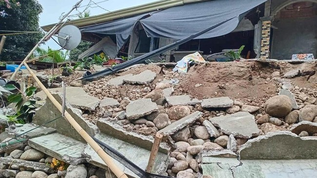 Delapan Orang Tewas Akibat Gempa M 7,4 di Filipina Sedikitnya delapan orang telah dikonfirmasi meninggal dunia akibat gempa dahsyat hingga M 7,4 guncang Filipina pada Jumat (10/10).
