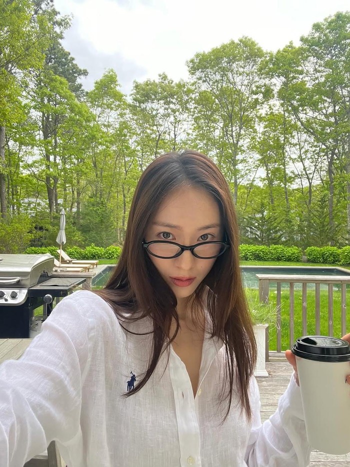 Tanda-tanda comeback Krystal sebenarnya sudah muncul sejak tahun lalu. Pada 2024, ia sempat mengunggah potongan lagu demo di media sosial yang membuat penggemar heboh.