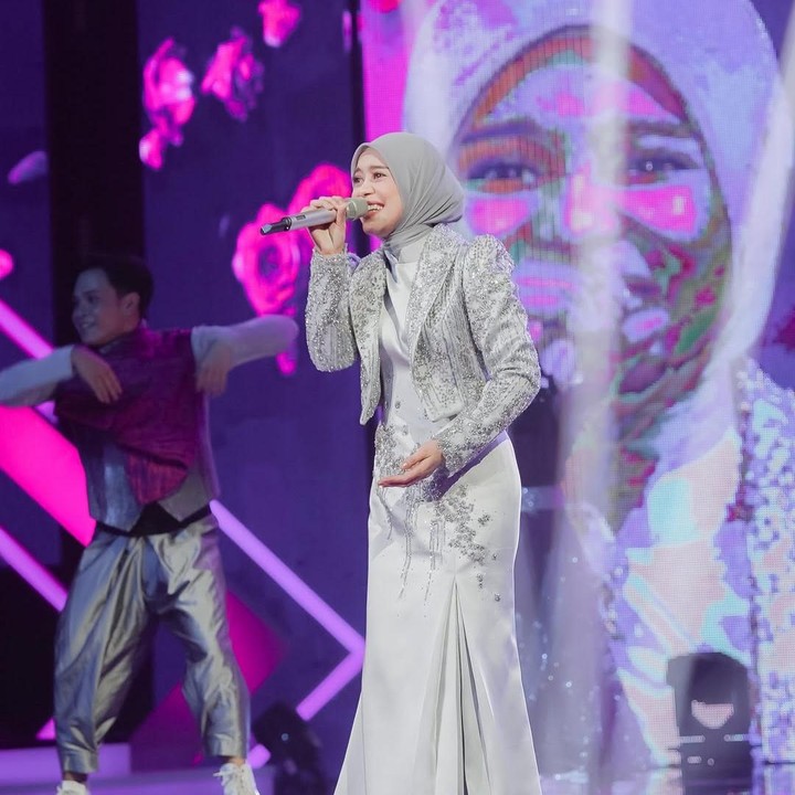<p>Menurut Lesti, perjuangannya menaikkan berat badan bisa berhasil karena ada niat dan usaha. Selain ingin membungkam cibiran netizen, Lesti menaikkan berat badan karena ingin hidup sehat, Bunda. "Ini bukti kalau kita punya niat untuk berusaha jalan pasti terbuka. Setelah bertahun-tahun gagal untuk naikin berat badan. Akhirnya aku memutuskan untuk naikin berat badan lagi. Kali ini bukan cuma karena cibiran orang yang bilang aku kurus, tapi demi anak keduaku Leshia. Aku pengen sebelum aku hamil, aku udah mulai program naikin berat badan supaya nanti pas hamil Leshia, berat badanku naik dan Leshia bisa tumbuh sehat," ungkap Lesti. (Foto: Instagram @lestikejora)</p>