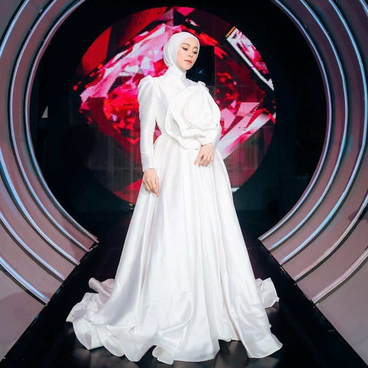 <p>Penampilan terbaru Lesti yang lebih berisi ini menuai pujian dari netizen. Usai menaikkan BB hingga 8 kg, Lesti kini terlihat makin cantik, lebih fresh, dan fit. "<em>Maa Syaa Allah, Tabarakallah</em>, cantik nya Bunda @lestikejora yg penting sehat, dan bahagia selalu ya sayang," kata akun @rah*****. "<em>Masya allah</em> ibu 2 anak ini semakin cantik, gak keliatan kl sdh punya 2 anak yg solih dan sholihah," ujar@po***. (Foto: Instagram @lestikejora)</p>