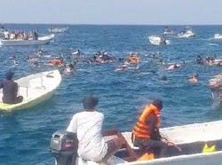 Ramai Turis Snorkeling di Manta Point TN Komodo demi Lihat Ikan Pari Raksasa