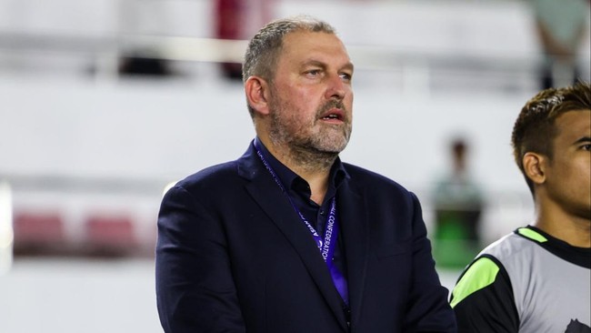 Pelatih timnas Malaysia, Peter Cklamovski, menyalahkan FAM atas hukuman FIFA untuk tujuh pemain naturalisasi. Dia membela Tunku Ismail.