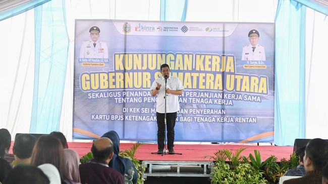 Bobby Optimis KEK Sei Mangkei Serap 13 Ribu Tenaga Kerja di 2025-2026 Gubernur Sumut, Bobby Nasution optimistis bahwa kerja sama dengan PT Kinra selaku pengelola KEK Sei Mangkei mampu menyerap 13 ribu tenaga kerja pada 2025-2026.