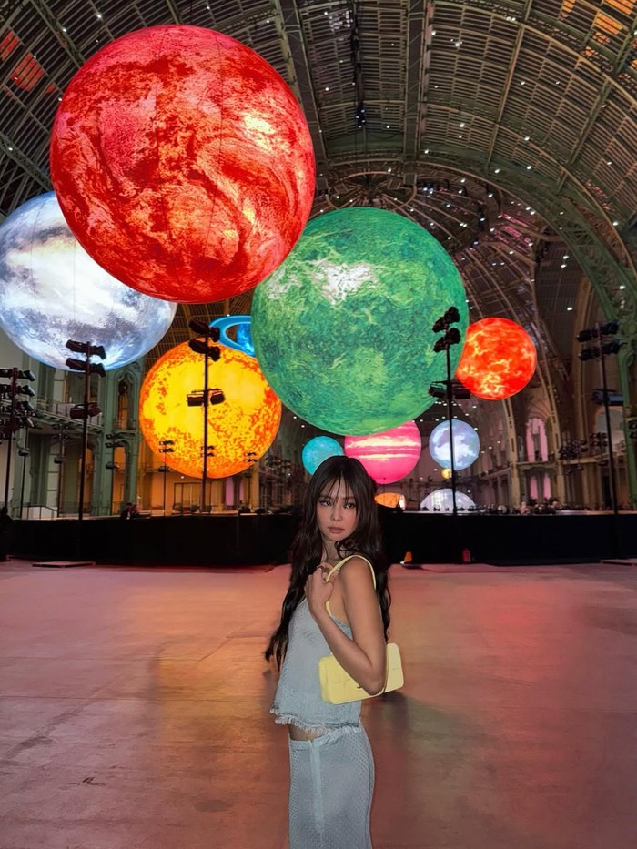 Penyanyi sekaligus House ambassador rumah mode mewah asal Prancis tersebut mencuri perhatian dalam balutan setelan atasan bertali dan bawahan rok midi biru muda yang serasi dan stylish./ Foto: instagram.com/jennierubyjane