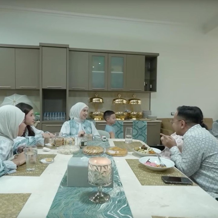 <p>Sementara itu, untuk ruang keluarga artis ini didominasi dengan warna putih dan biru yang membuatnya terlihat begitu elegan dan <em>aeshtetic.</em> Pada kesempatan ini, Irish mengungkap bahwa berencana akan melakukan renovasi untuk kamar sang putra, Air Rumi, dan putrinya, Amala, lho.&nbsp;(Foto: YouTube Has Entertainment)</p>