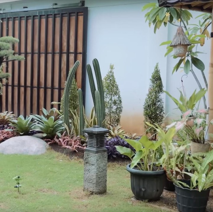 <p>Di dekat area kolam renang, rumah Irish dan Haldy juga dihiasi dengan taman cantik yang dilengkapi dengan beragam jenis tanaman. Tak hanya itu, ada juga gazebo atau saung untuk tempat bersantai.&nbsp;(Foto: YouTube Has Entertainment)</p>