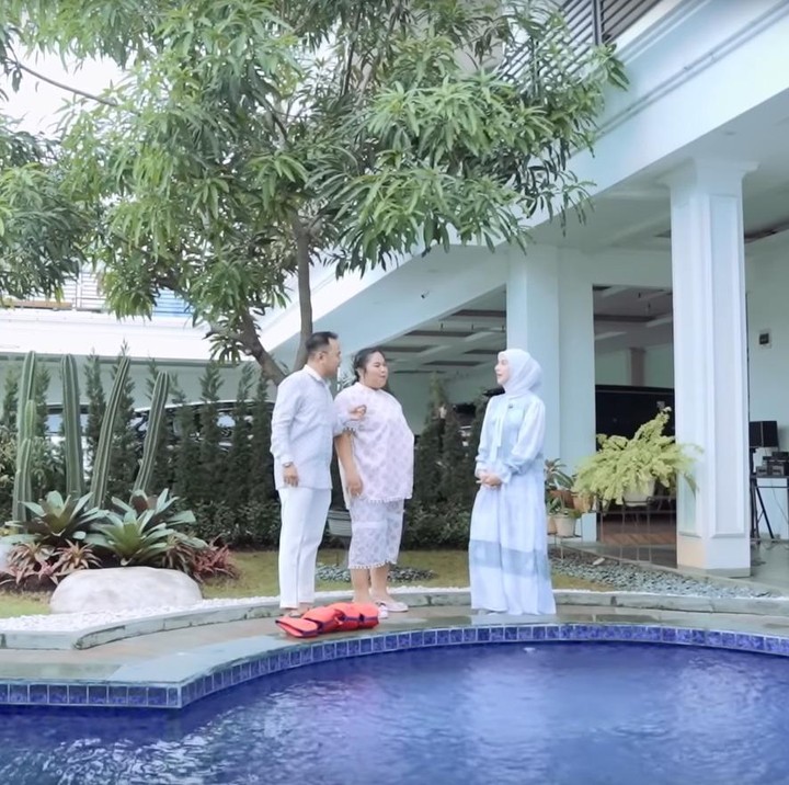 <p>Pada momen Lebaran lalu, Irish memperlihatkan setiap sudut rumah yang ditempatinya bersama sang suami dan keempat anaknya. Rumah mewah itu memiliki fasilitas yang cukup lengkap, salah satunya adalah kolam renang yang menjadi tempat favorit anak-anaknya. &ldquo;Ya namanya juga kolam renang, pas kita pindah ke sini, anak-anak itu pasti berenag sehari bisa dua sampai tiga kali,&rdquo; ujar Irish, dikutip dari kanal YouTube <em>Has Entertainment,</em> Jumat (10/10/2025).&nbsp;(Foto: YouTube Has Entertainment)</p>