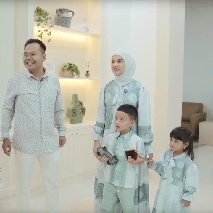 <p>Ruang keluarga yang didominasi dengan sentuhan warna putih ini juga menjadi area favorit Irish karena sering digunakan sebagai tempat kumpul dan bersenda-gurau bersama keluarga.&nbsp;(Foto: YouTube Has Entertainment)</p>
