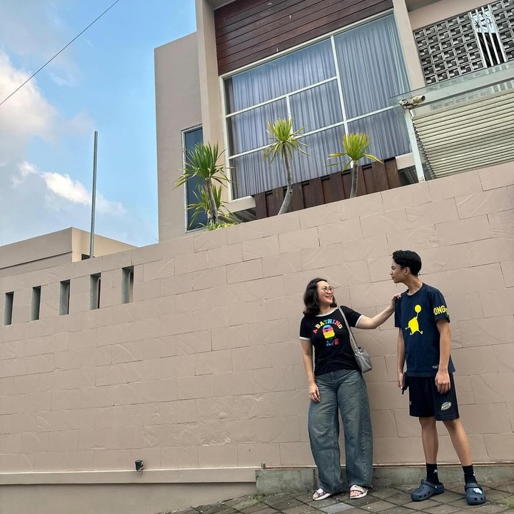 <p>Jauh dari hiruk pikuk ibu kota, pasangan Rio Febrian dan Sabria Kono memutuskan untuk pindah ke Yogyakarta sejak 2016. Kini, mereka tinggal di sebuah rumah yang cukup menarik perhatian publik. (Foto: Instagram@sabriakono)</p>