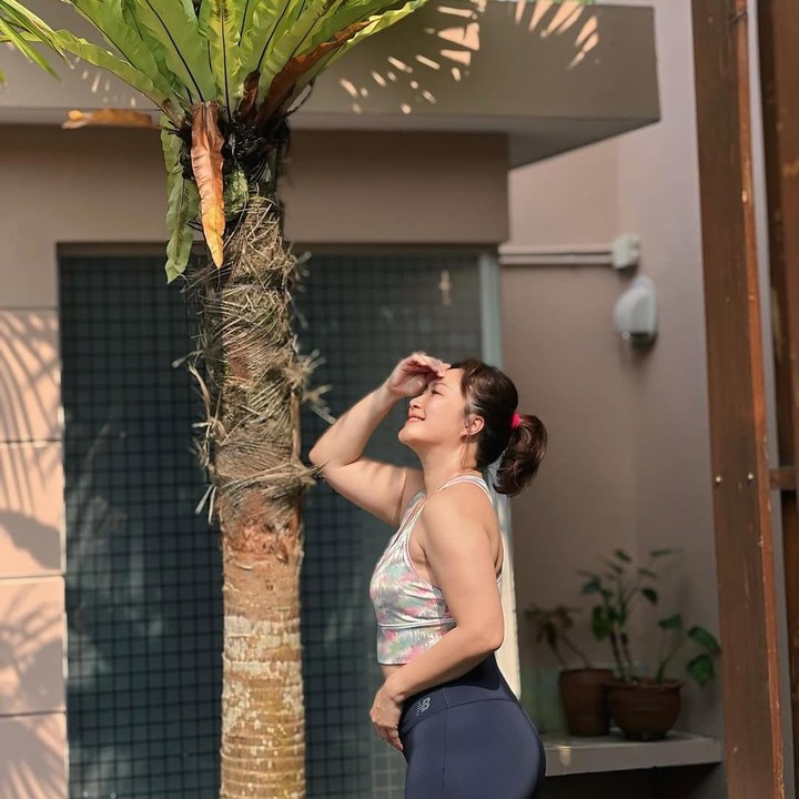 <p>Setiap sudut rumah Sabria dan Rio tampaknya sangat cocok untuk spot foto, ya, Bunda. Bahkan, Sabria pun sering kali mengabadikon foto di sudut rumahnya yang satu ini, yaitu area yang ditanamkan pohon palem di taman luar rumahnya.&nbsp;(Foto: Instagram@sabriakono)</p>