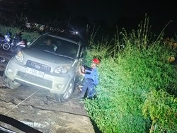 Mobil Terperosok ke Parit di Puncak Bogor, Damkar Evakuasi