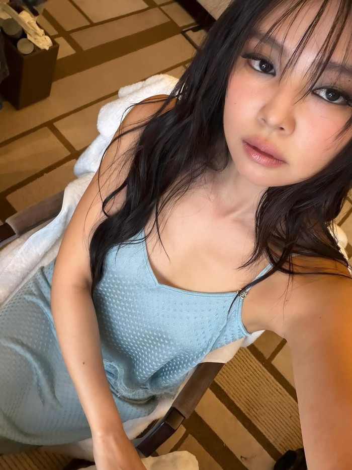 Sementara itu, BLACKPINK akan kembali menyapa fans Indonesia melalui world tour, ‘DEADLINE’, di Stadion Utama Gelora Bung Karno, Jakarta Pusat pada 1-2 November 2025 nanti. Apakah kamu akan menonton konsernya, Beauties?/ Foto: instagram.com/jennierubyjane