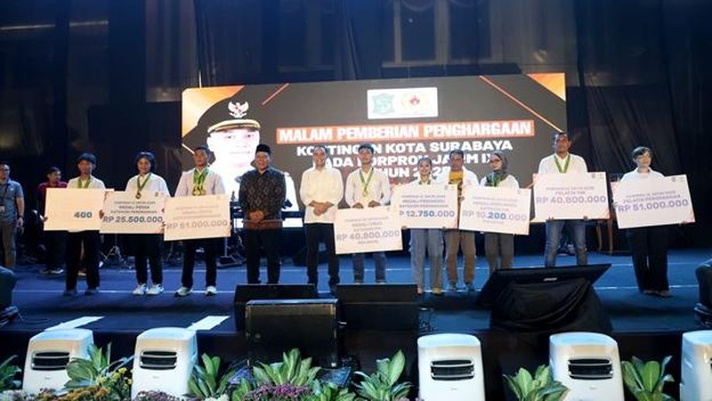 Pemerintah Kota (Pemkot) Surabaya menggelontorkan bonus senilai total Rp42,7 miliar kepada para atlet dan pelatih yang sukses meraih prestasi