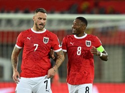 Soccer Football - FIFA World Cup - UEFA Qualifiers - Group H - Austria v San Marino - Ernst Happel Stadion, Vienna, Austria - October 9, 2025 Austria's Marko Arnautovic and David Alaba react REUTERS/Elisabeth Mandl
