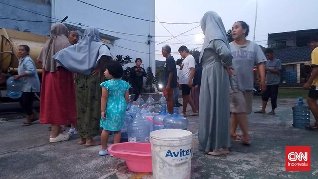 Warga Perumahan Keroncong Permai, Tangerang, mengeluhkan krisis air bersih akibat kebocoran pipa PDAM. Mereka mendesak perbaikan dan audit pelayanan.