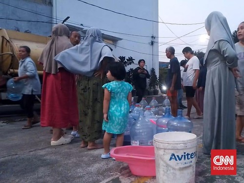 Pipa PDAM Bocor, Warga Tangerang Kembali Antre Air Bersih