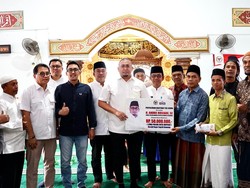 Andre Rosiade Salurkan Bantuan Rp 50 Juta di Masjid Raya Taqrib Rawang Padang