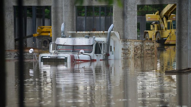 Banjir dan hujan deras menewaskan setidaknya 28 orang di Meksiko pada pekan ini.