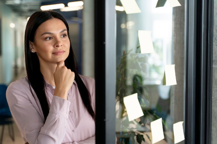 Capricorn mungkin terlihat tenang, tapi mereka sangat tegas dan fokus saat mengambil keputusan. Semua langkahnya selalu berdasarkan logika dan perencanaan matang./ Foto: freepik.com