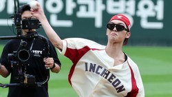 img-title Choi Hyun Wook Minta Maaf Usai Lemparan Bola Hampir Bikin Pemukul Bisbol Cilik Cedera