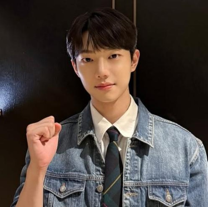 Aktor  Cho Jun Young yang lulus dari Seoul Performing Arts High School ini memulai debutnya dalam webdrama, 