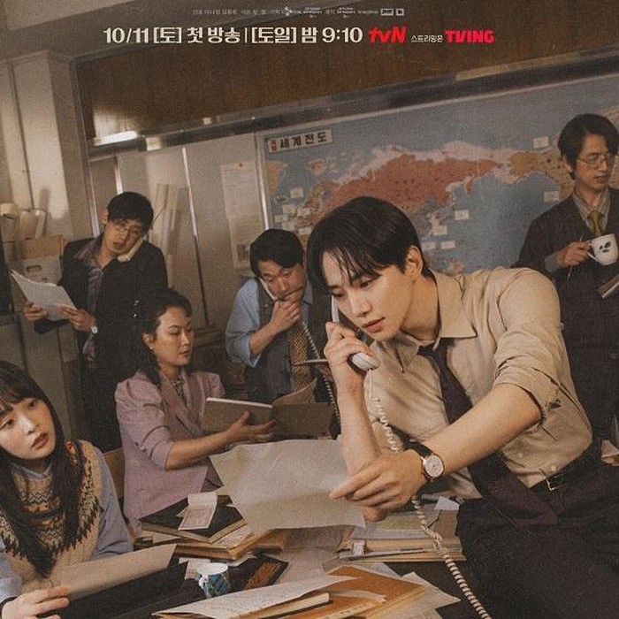 Meski Typhoon Family berlatar tahun 1997, sejatinya cerita ini mencerminkan kehidupan kita saat ini lho. Dari cara orang bertahan setiap hari, entah untuk menyelamatkan perusahaan, mendukung keluarga, atau sekadar menghadapi hari esok, nyaris tak berbeda dengan realitas 2025.