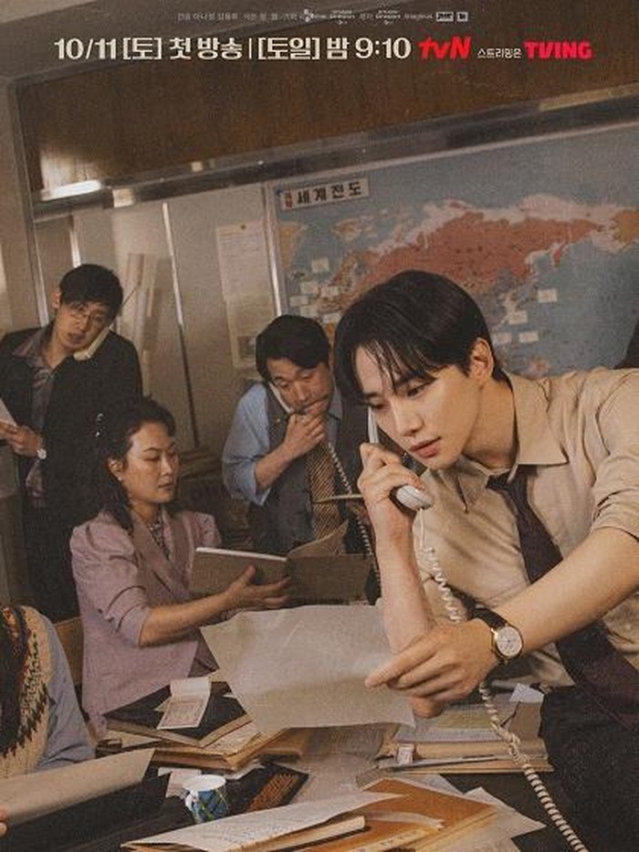 Meski Typhoon Family berlatar tahun 1997, sejatinya cerita ini mencerminkan kehidupan kita saat ini lho. Dari cara orang bertahan setiap hari, entah untuk menyelamatkan perusahaan, mendukung keluarga, atau sekadar menghadapi hari esok, nyaris tak berbeda dengan realitas 2025.