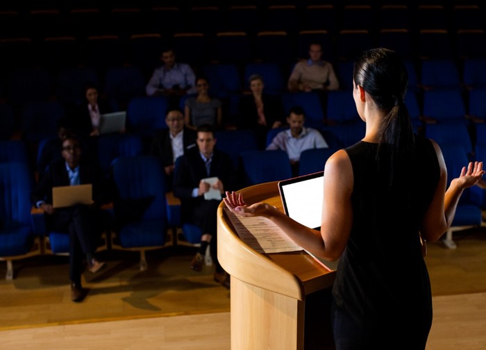 Berlatih public speaking bisa bantu kamu tampil percaya diri dan mengatasi rasa gugup saat berbicara di depan umum, baik di panggung maupun kehidupan sehari-hari.