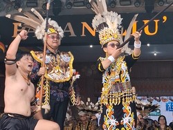 Momen Istri Bupati Malinau Main Sumpit, Sekali Tiup Langsung Kena Sasaran