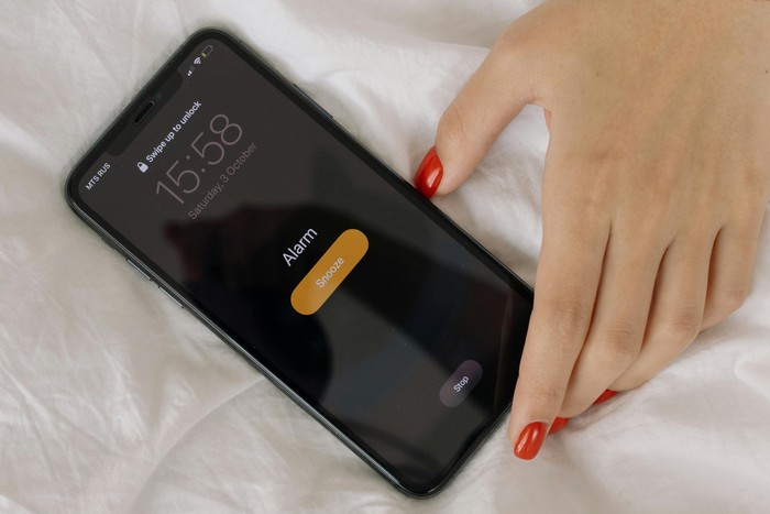 Tidak ada jawaban mutlak soal kebiasaan menekan snooze, karena efeknya berbeda pada tiap individu. Namun, jika kamu sering merasa lelah meski sudah tidur cukup, bisa jadi waktunya memperbaiki pola tidurmu./ Foto: pexels.com/cottonbro studio Tidak ada jawaban mutlak soal kebiasaan menekan snooze, karena efeknya berbeda pada tiap individu. Namun, jika kamu sering merasa lelah meski sudah tidur cukup, bisa jadi waktunya memperbaiki pola tidurmu./ Foto: pexels.com/cottonbro studio