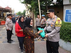 Kapolres Tanjung Priok Beri 420 Paket Bansos untuk Ojol, Buruh hingga Satpam