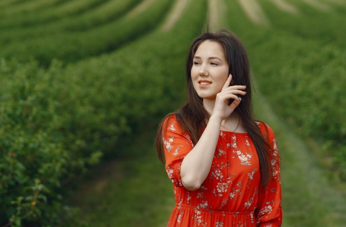 Penelitian menunjukkan bahwa keheningan bisa membantu otak memproduksi sel baru. Saat kita berjalan tanpa suara dan gangguan, otak kita mendapat kesempatan untuk “beristirahat”./ Foto: freepik.com/prostooleh