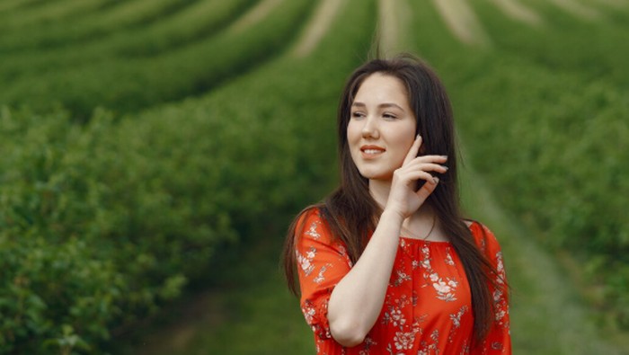 Penelitian menunjukkan bahwa keheningan bisa membantu otak memproduksi sel baru. Saat kita berjalan tanpa suara dan gangguan, otak kita mendapat kesempatan untuk “beristirahat”./ Foto: freepik.com/prostooleh