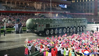 FOTO: Ini Rudal Hipersonik Baru Korut yang Dipamerkan Kim Jong Un