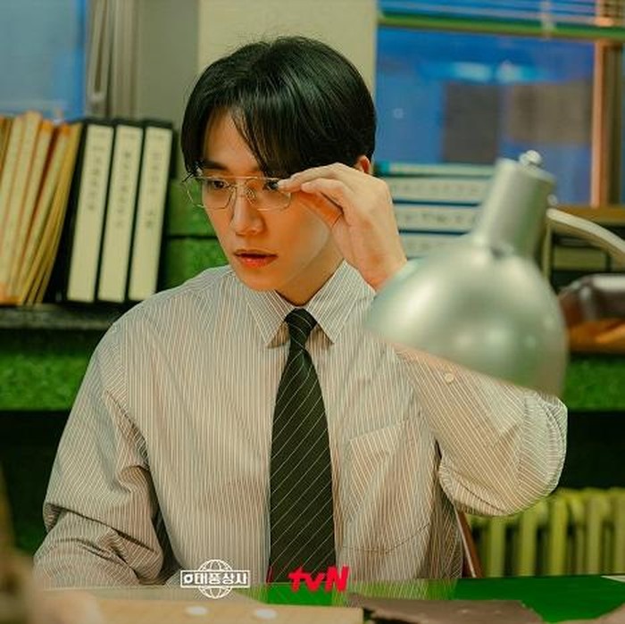 Typhoon Family mengisahkan dua anak muda yang berlawanan, Kang Tae Poong (Lee Junho) dan Oh Mi Seon (Kim Min Ha) yang bertemu dan tumbuh bersama di tengah krisis IMF.

Kang Tae Poong adalah pria yang bertindak berdasarkan insting, terkadang terlalu sederhana hingga terkesan nekat, tapi ia memiliki hati yang tulus dan hangat. Tentu, hal itu memikat orang-orang di sekitarnya.