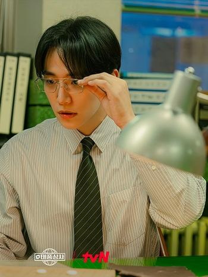 Typhoon Family mengisahkan dua anak muda yang berlawanan, Kang Tae Poong (Lee Junho) dan Oh Mi Seon (Kim Min Ha) yang bertemu dan tumbuh bersama di tengah krisis IMF.

Kang Tae Poong adalah pria yang bertindak berdasarkan insting, terkadang terlalu sederhana hingga terkesan nekat, tapi ia memiliki hati yang tulus dan hangat. Tentu, hal itu memikat orang-orang di sekitarnya.