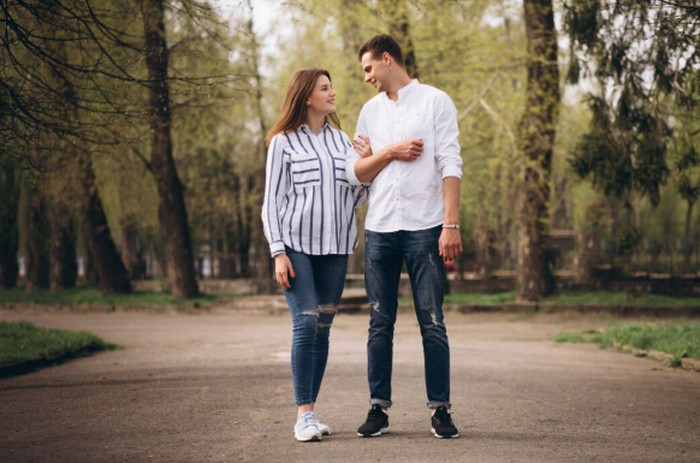 Libra dan Gemini punya koneksi alami yang kuat berkat kesamaan energi sosial dan intelektual. Pasangan ini dikenal komunikatif, penuh tawa, dan selalu tahu cara menjaga hubungan tetap menyenangkan./ Foto: freepik.com/senivpetro