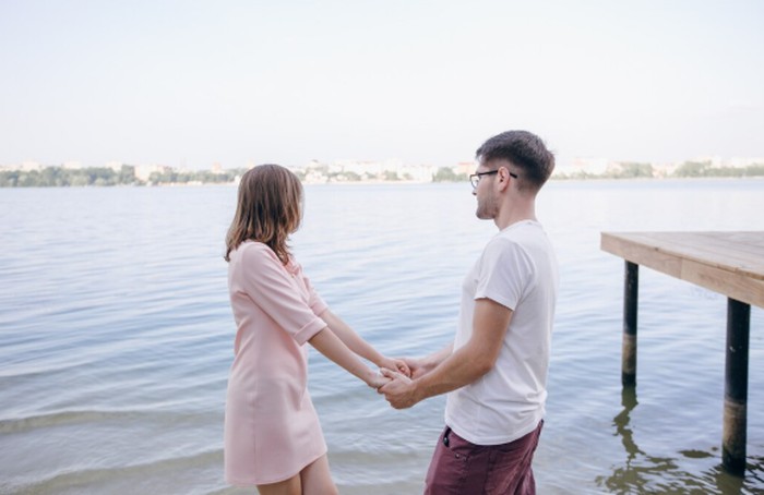 Libra dan Sagittarius adalah pasangan penuh semangat dan petualangan. Meski gaya komunikasi mereka berbeda, keduanya saling melengkapi dengan energi positif dan rasa ingin tahu yang tinggi./ Foto: freepik.com/prostooleh