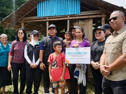 Menteri Wihaji Beri Bantuan GENTING ke Keluarga Risiko Stunting di Manado