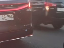 Lexus Sultan HB X Lagi Berhenti di Lampu Merah, Disalip Rombongan Tot-Tot Wuk-Wuk