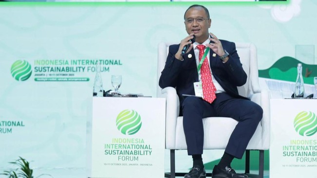 Pertamina Wujudkan Transformasi Bisnis Berkelanjutan Lewat BBM Hijau Pertamina komitmen dukung transisi energi berkelanjutan dengan mengembangkan bahan bakar ramah lingkungan, termasuk SAF dari minyak jelantah.