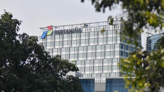 Pertamina Perkuat Posisi Inovator Produk Energi Rendah Karbon Regional Pertamina perkuat komitmen transisi energi dengan produk rendah karbon seperti Pertamax Green dan SAF, dukung ekonomi lokal dan pengurangan emisi.