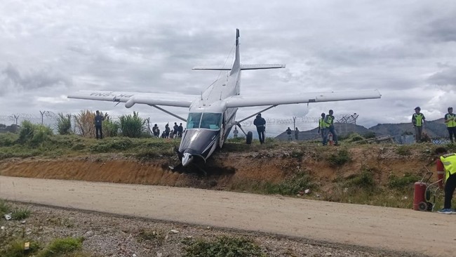 Pesawat Smart Air Tergelincir di Lanny Jaya Papua, Tak Ada Korban Pesawat pembawa bahan makanan ini tergelincir saat akan mendarat. Tak ada korban dalam insiden ini.