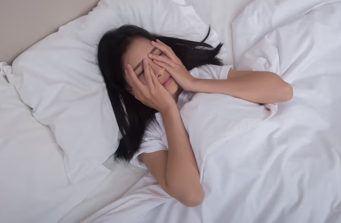 Mengganggu fase tidur REM dapat menyebabkan tubuh kehilangan waktu tidur yang memulihkan dan meningkatkan stres fisiologis. Menurut ahli, kebiasaan snooze juga bisa menjadi tanda bahwa seseorang mengalami kurang tidur atau gangguan tidur./ Foto: freepik.com/jcomp Mengganggu fase tidur REM dapat menyebabkan tubuh kehilangan waktu tidur yang memulihkan dan meningkatkan stres fisiologis. Menurut ahli, kebiasaan snooze juga bisa menjadi tanda bahwa seseorang mengalami kurang tidur atau gangguan tidur./ Foto: freepik.com/jcomp