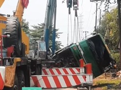 Truk Terguling di Cileungsi Bogor, Arus Lalu Lintas Sempat Tersendat