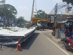 Truk Senggol Baliho hingga Roboh di Pondok Ungu Bekasi, Lalin Tersendat