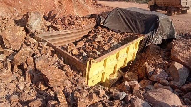 Sopir Truk Tewas Tertimpa Material Longsor Tambang Ilegal di Palu Seorang sopir pengangkut material tambang tewas tertimpa material longsor di kawasan tambang tanpa izin Kelurahan Poboya, Kota Palu, Sulteng.