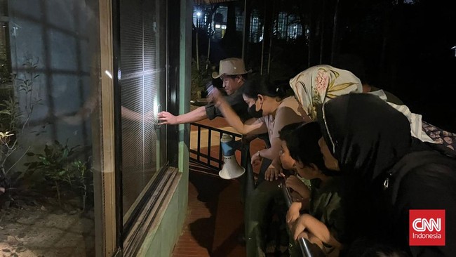 Warga berbaris mengantre masuk kawasan Taman Margasatwa Ragunan untuk menikmati kunjungan malam hari.